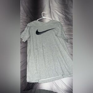 Men’s Nike shirt size large